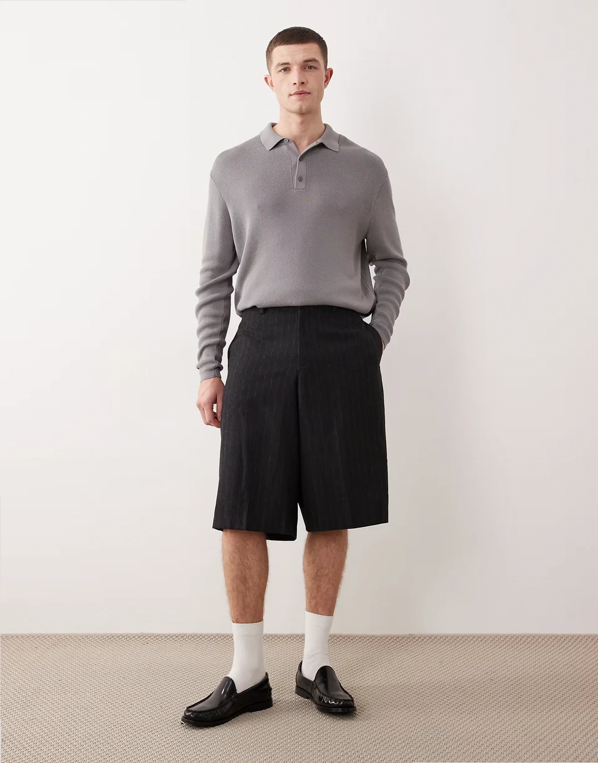 – Grafitowe eleganckie szorty bermudy oversize z wełny w prążki