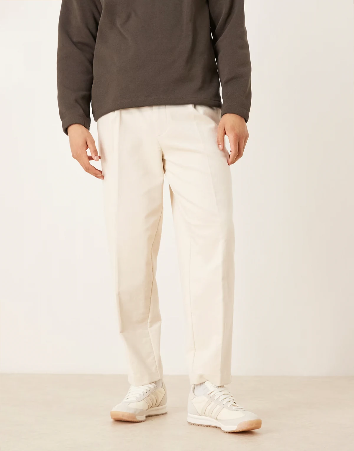 – Elegante, schmal zulaufende Oversize-Hose aus Cord in Ecru mit Bundfalten