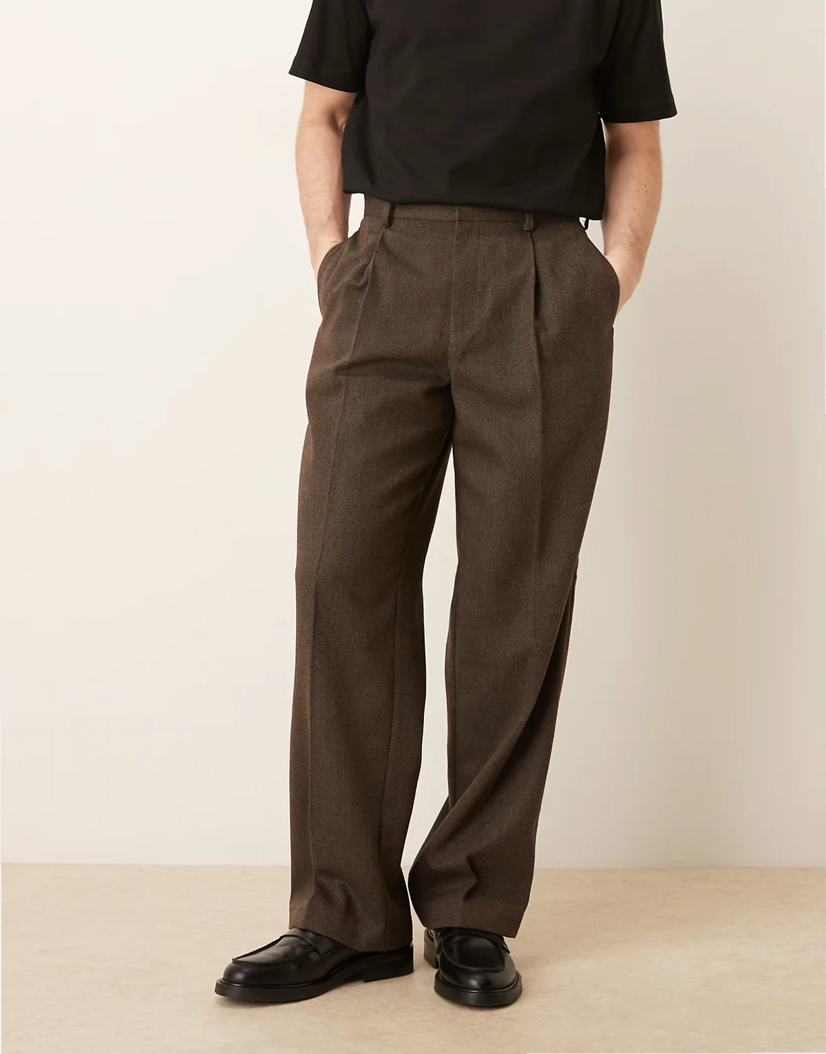 – Elegante Hose in Braun mit Fischgrätmuster, Bundfalten, weitem Bein und Wollanteil