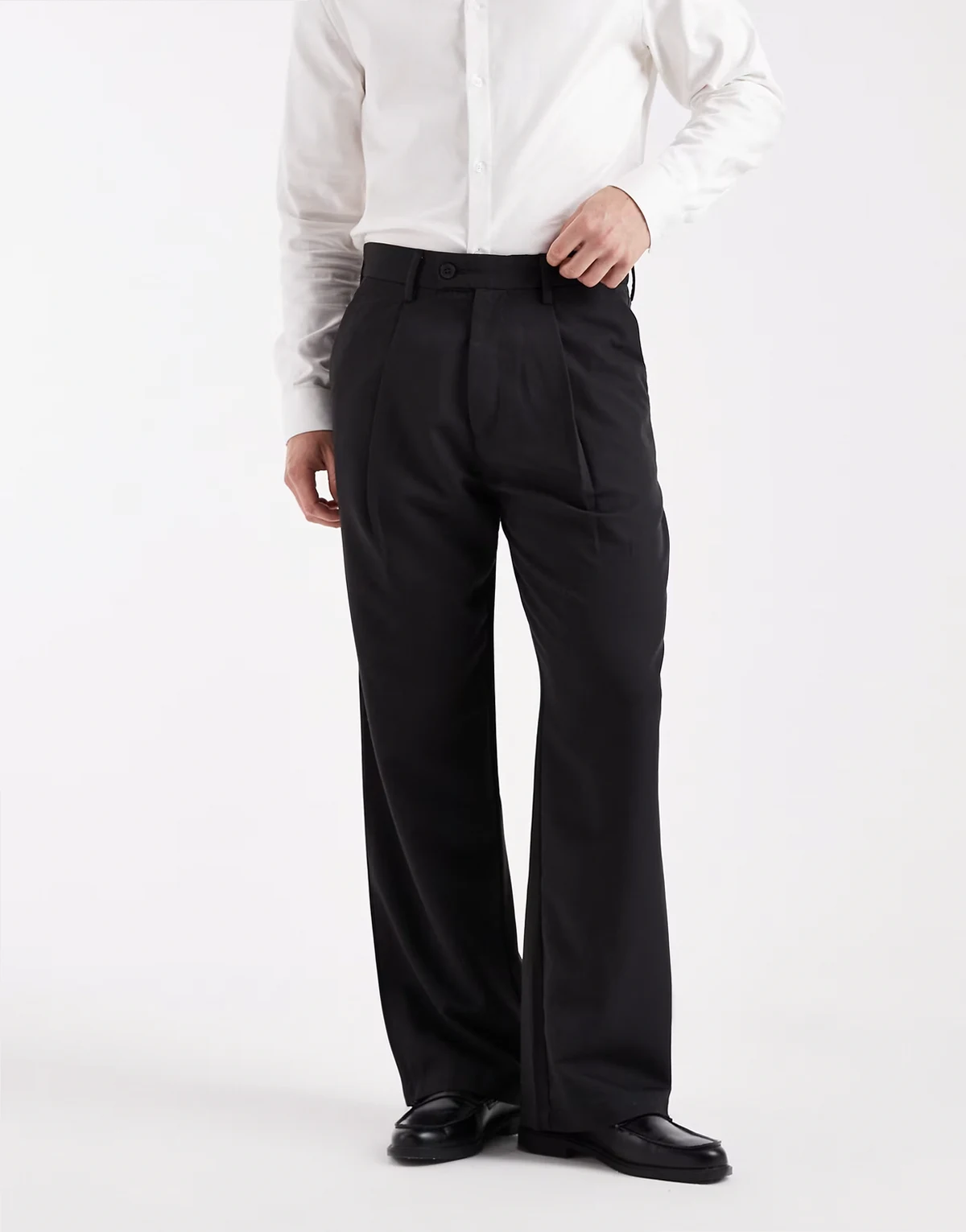 – Plissierte Chinohose in Schwarz