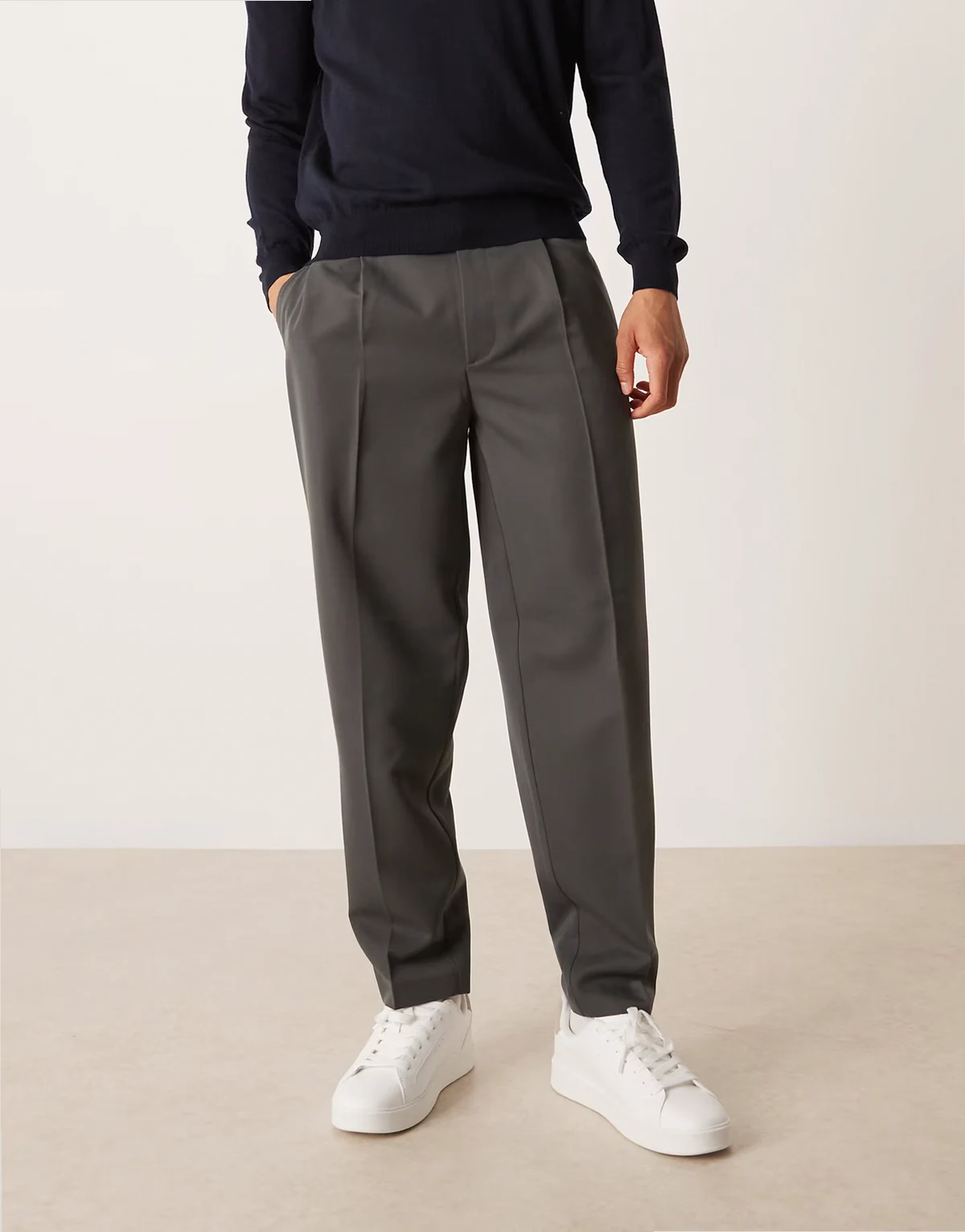 – Elegante Oversize-Hose in Anthrazit mit schmal zulaufendem Bein und Bügelfalten
