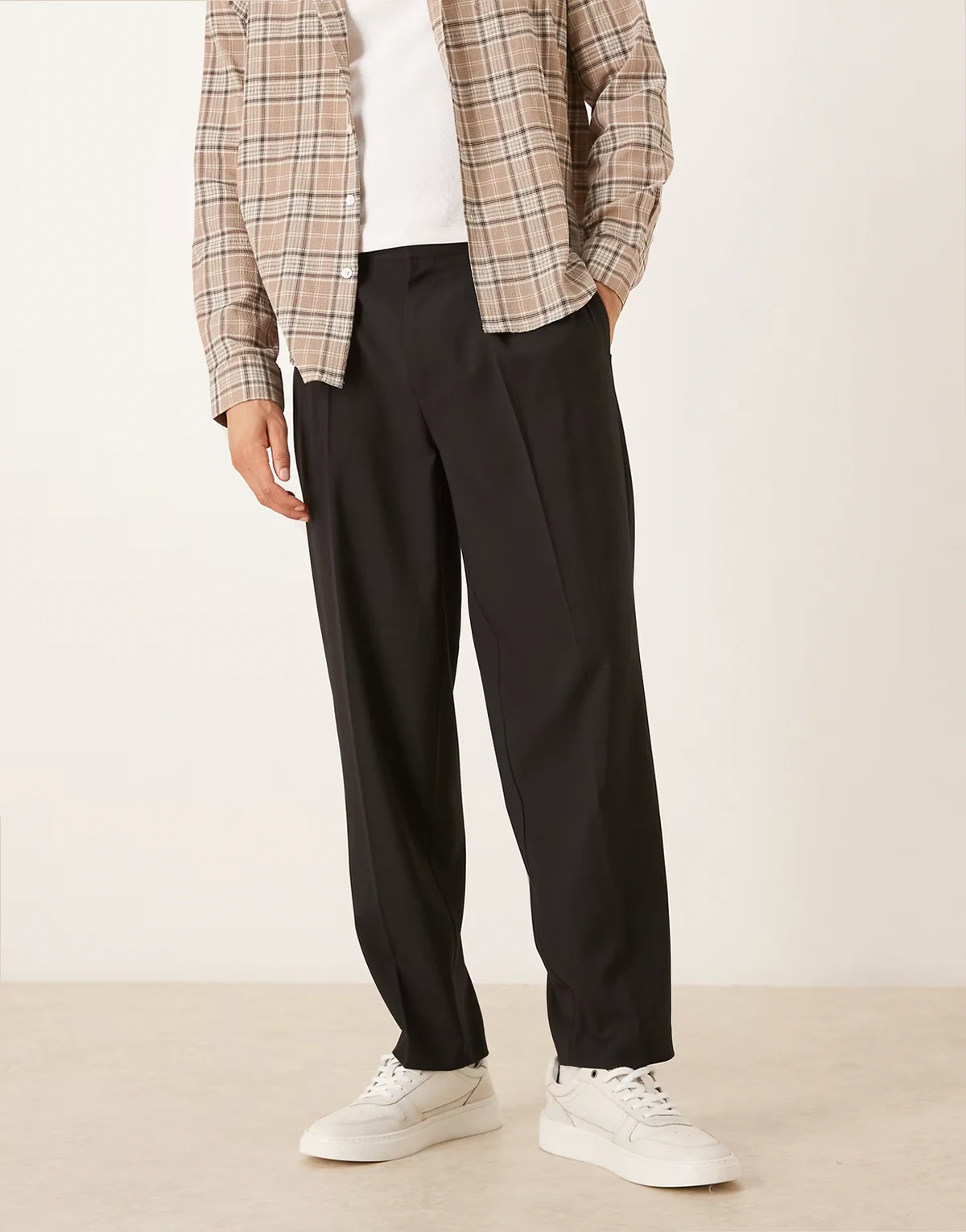 – Elegante, schmal zulaufende Oversize-Hose in meliertem Schwarz mit Bundfalten