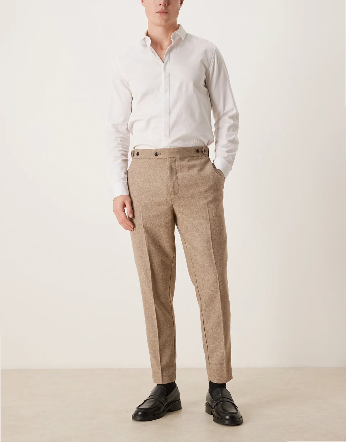– Elegante, schmal zulaufende Hose aus Wollmix in dunklem Steinbeige und seitlich verstellbarem Bund