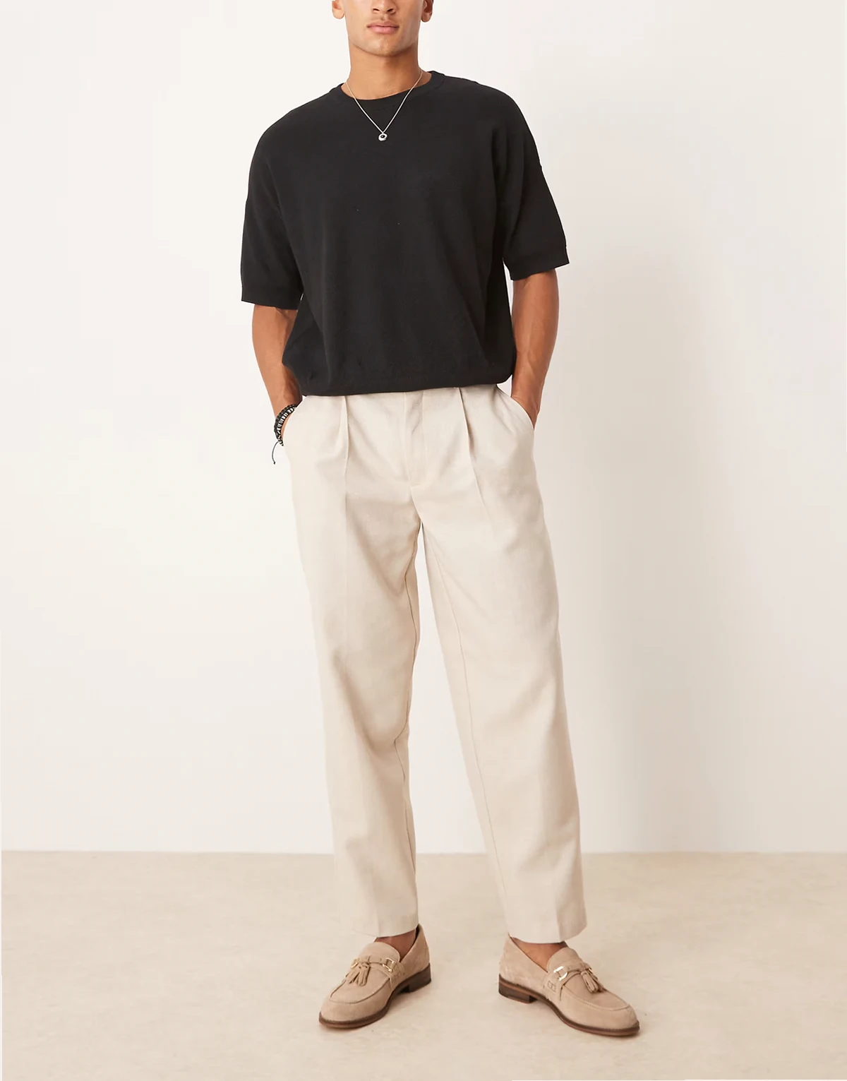 – Elegante, schmal zulaufende Oversize-Hose mit Wollanteil in Stein mit Fischgrätmuster und Bundfalten