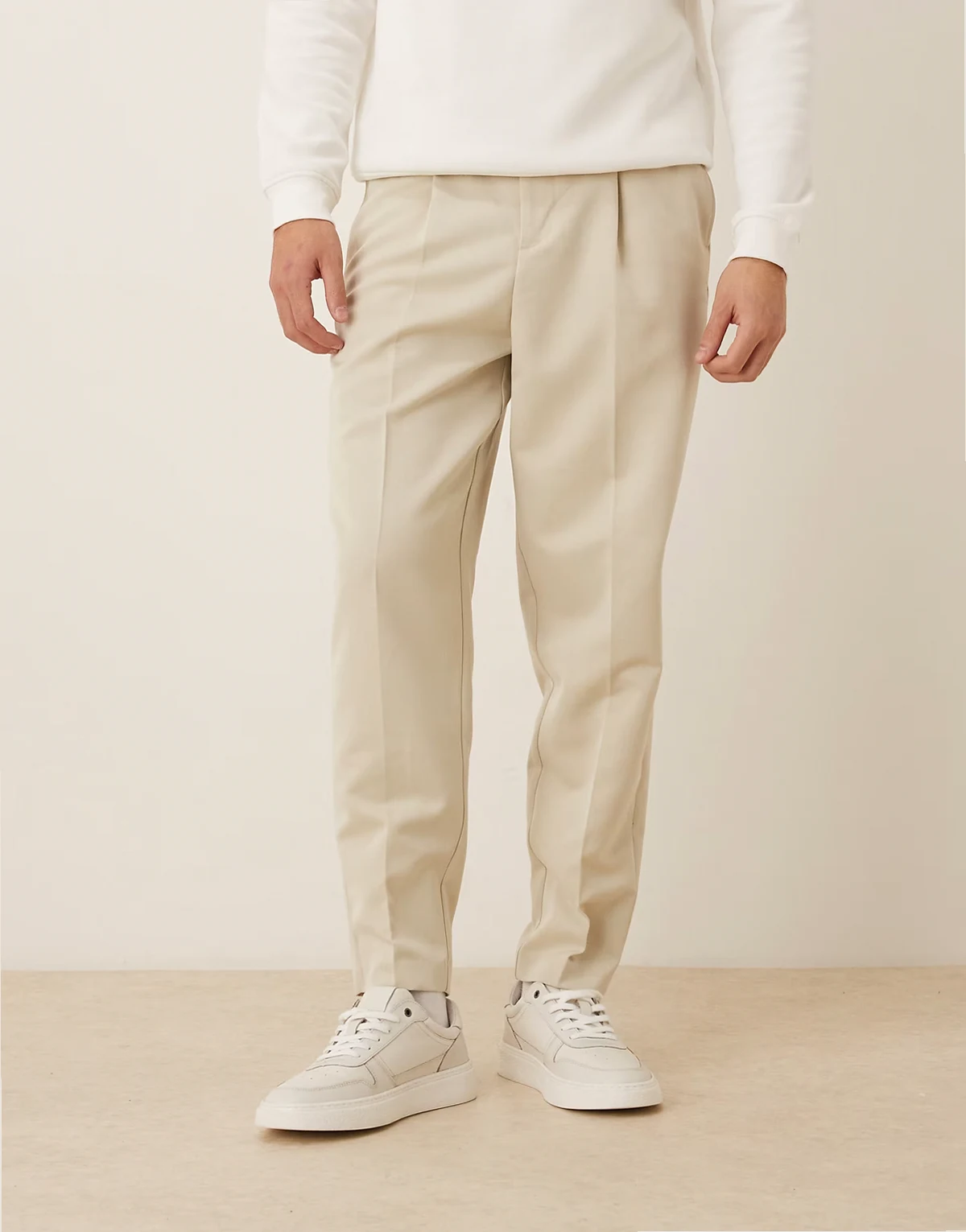 – Elegante, schmal zulaufende Hose in Ecru mit lockerer Passform und Bundfalten