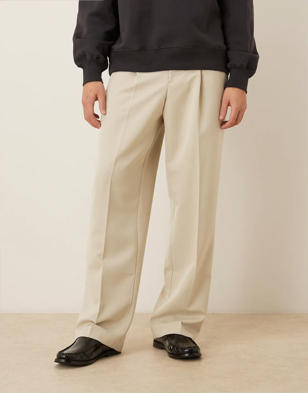 – Elegante Hose in Ecru mit sichtbarem Knopfverschluss, weitem Bein und Bundfalten