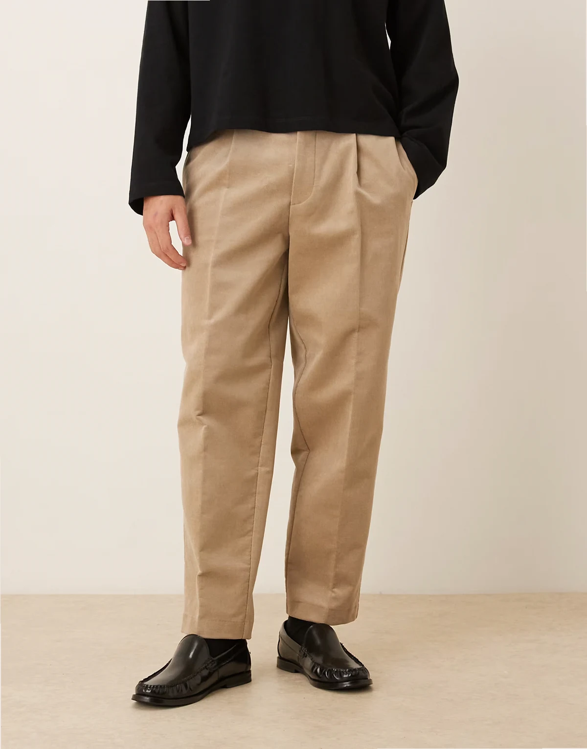 – Elegante, schmal zulaufende Oversize-Hose in dunklem Steinbeige mit Bundfalten