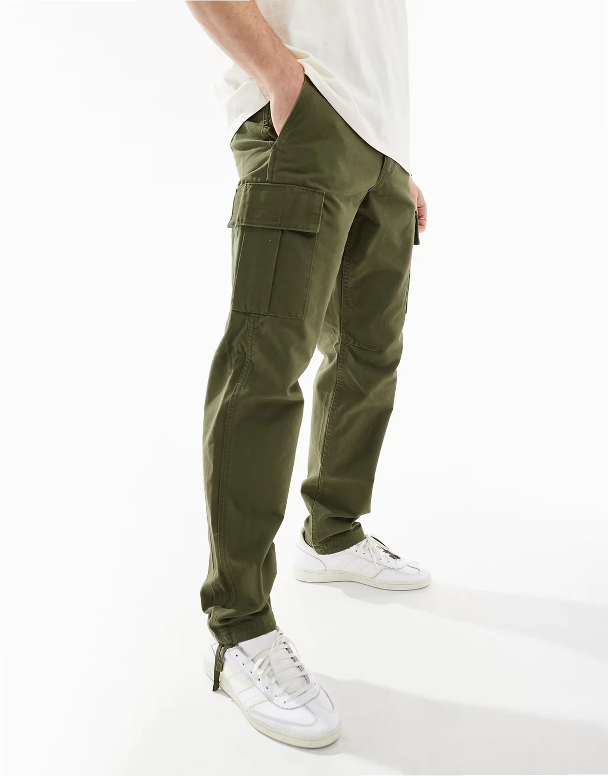 – Locker geschnittene Cargohose in Khaki