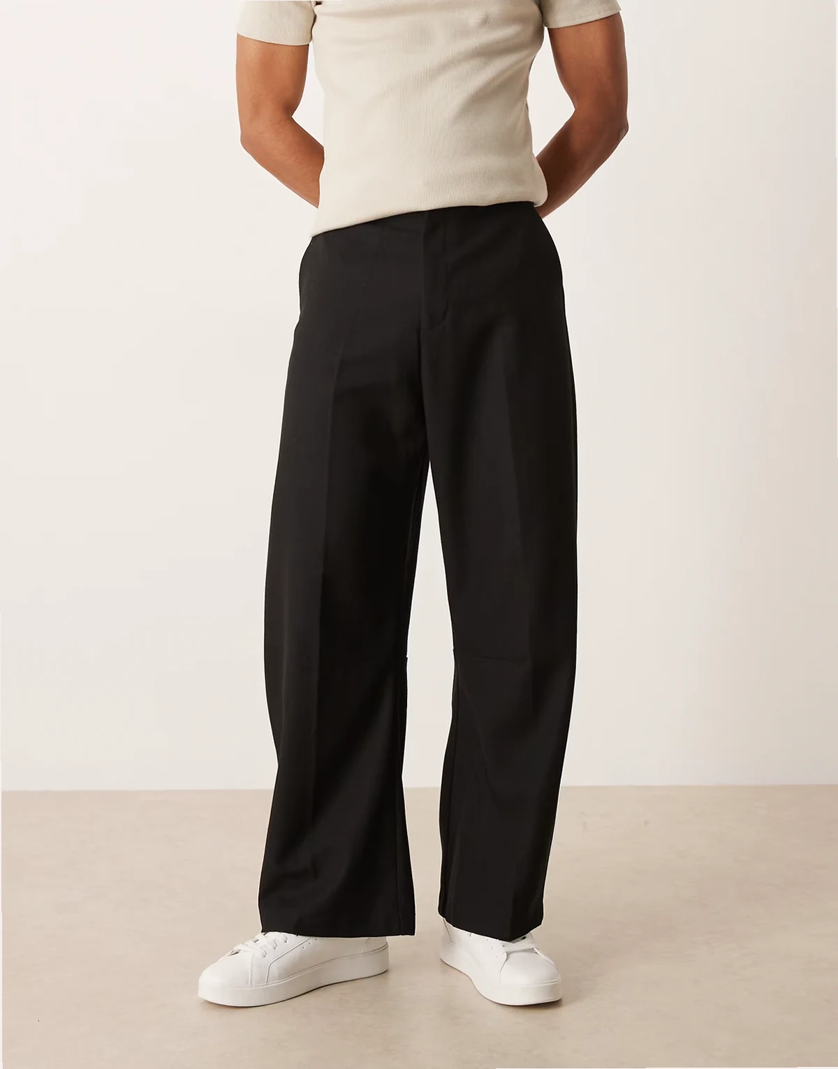 – Elegante Barrel-Hose aus Twill in Schwarz mit Wollanteil