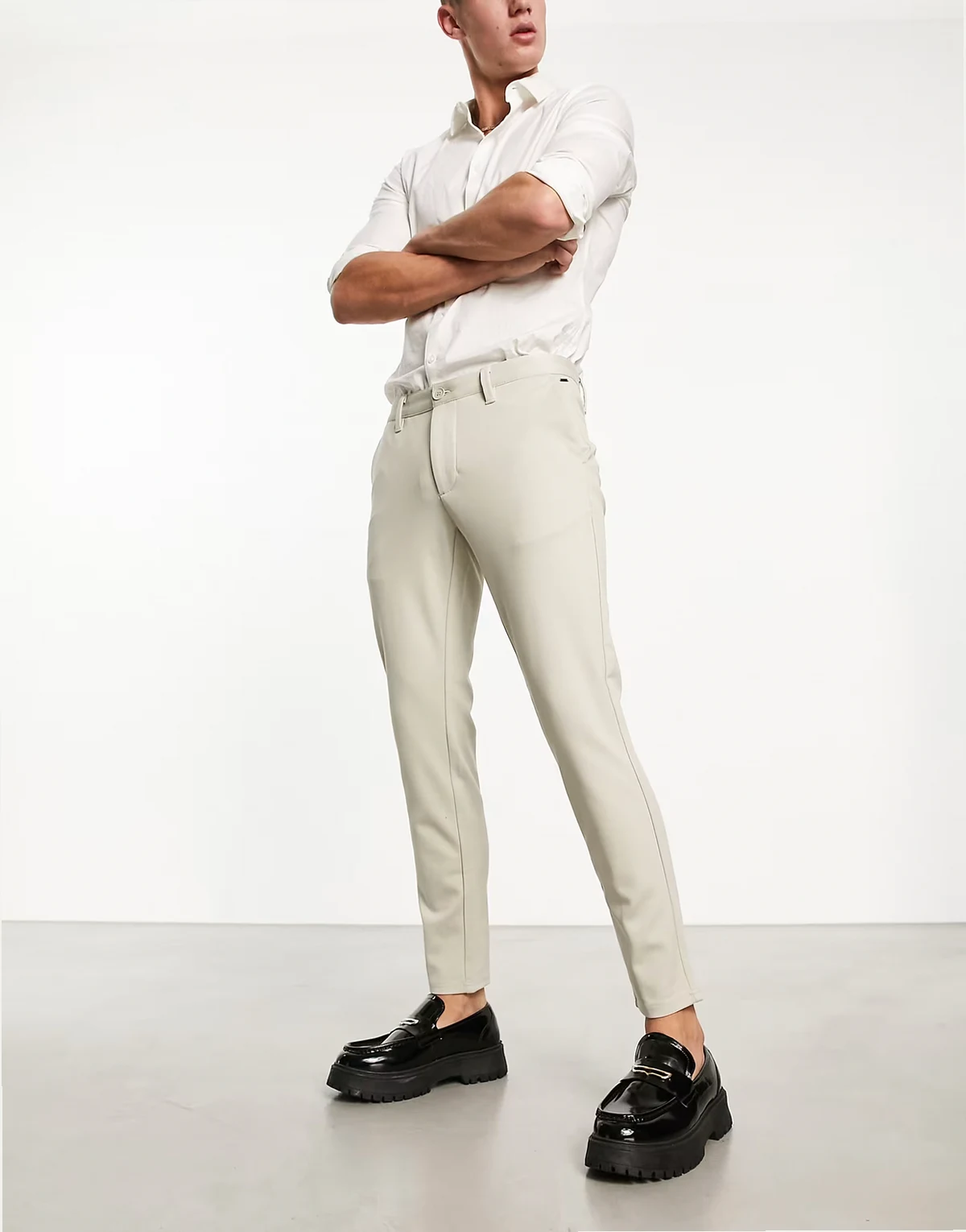 – Schmal geschnittene Karottenhose in Beige