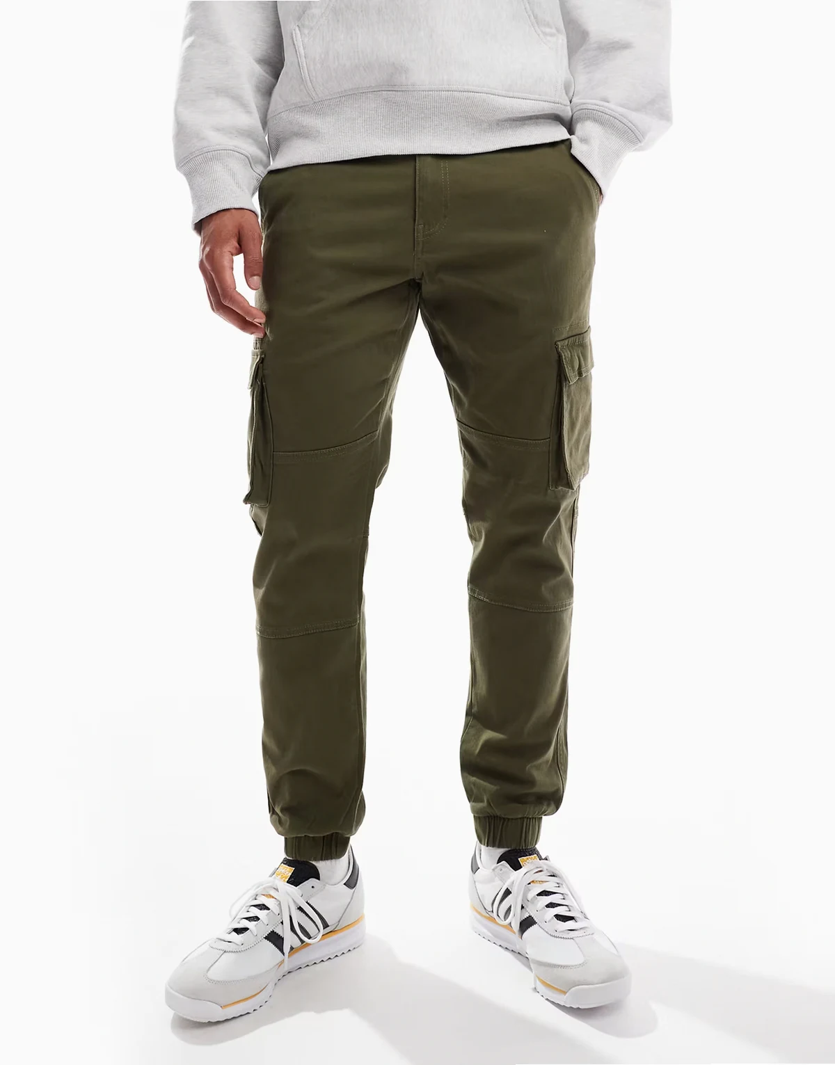 – Schmal zulaufende Cargohose in Khaki mit Bündchen