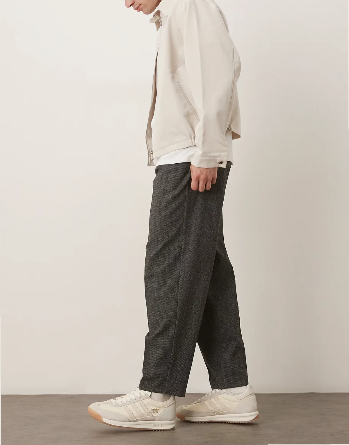 – Smarte, schmal zulaufende Oversize-Hose aus strukturiertem Material in Schwarz mit Bundfalten