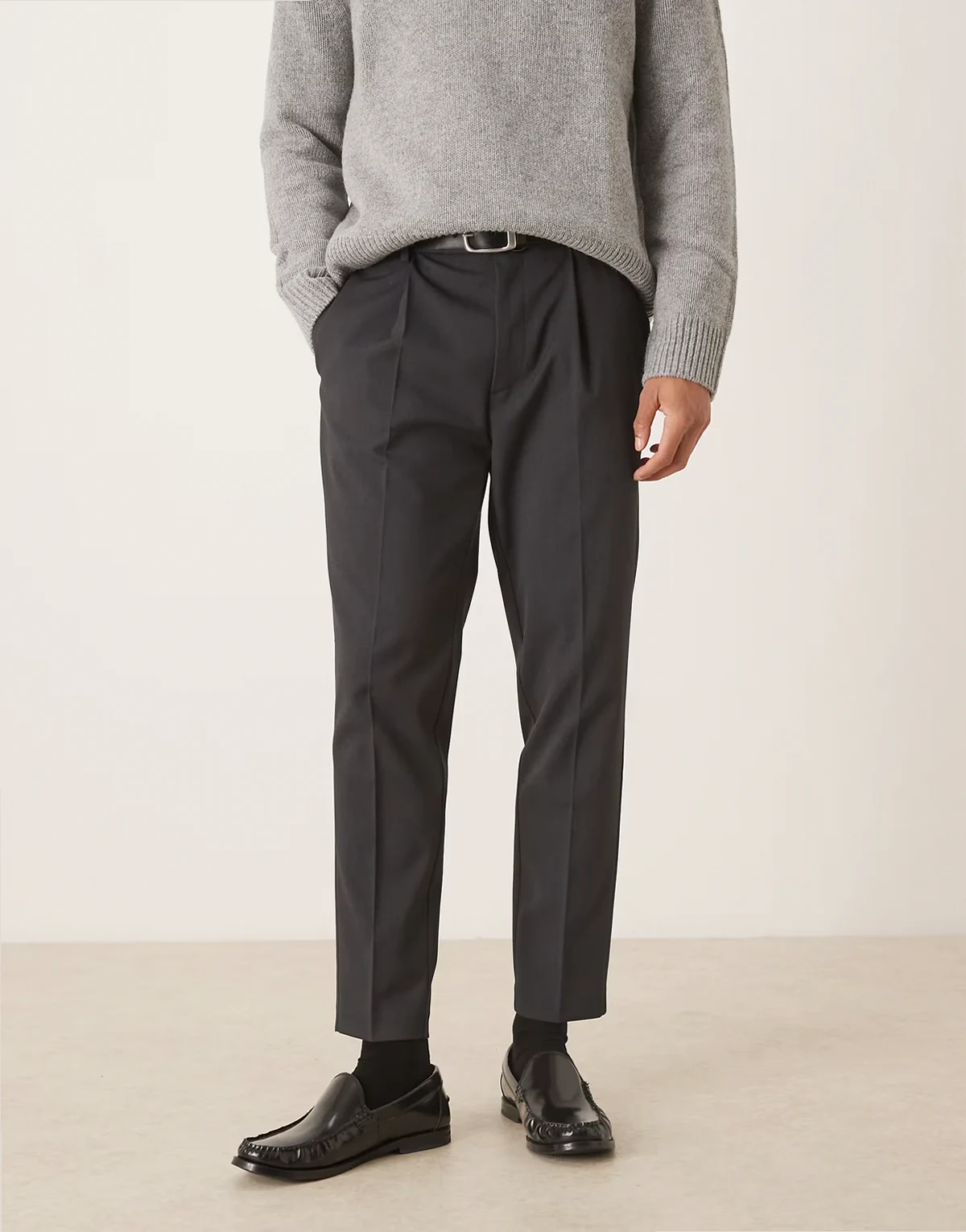 – Elegante, schmal zulaufende Chino-Hose in Anthrazit