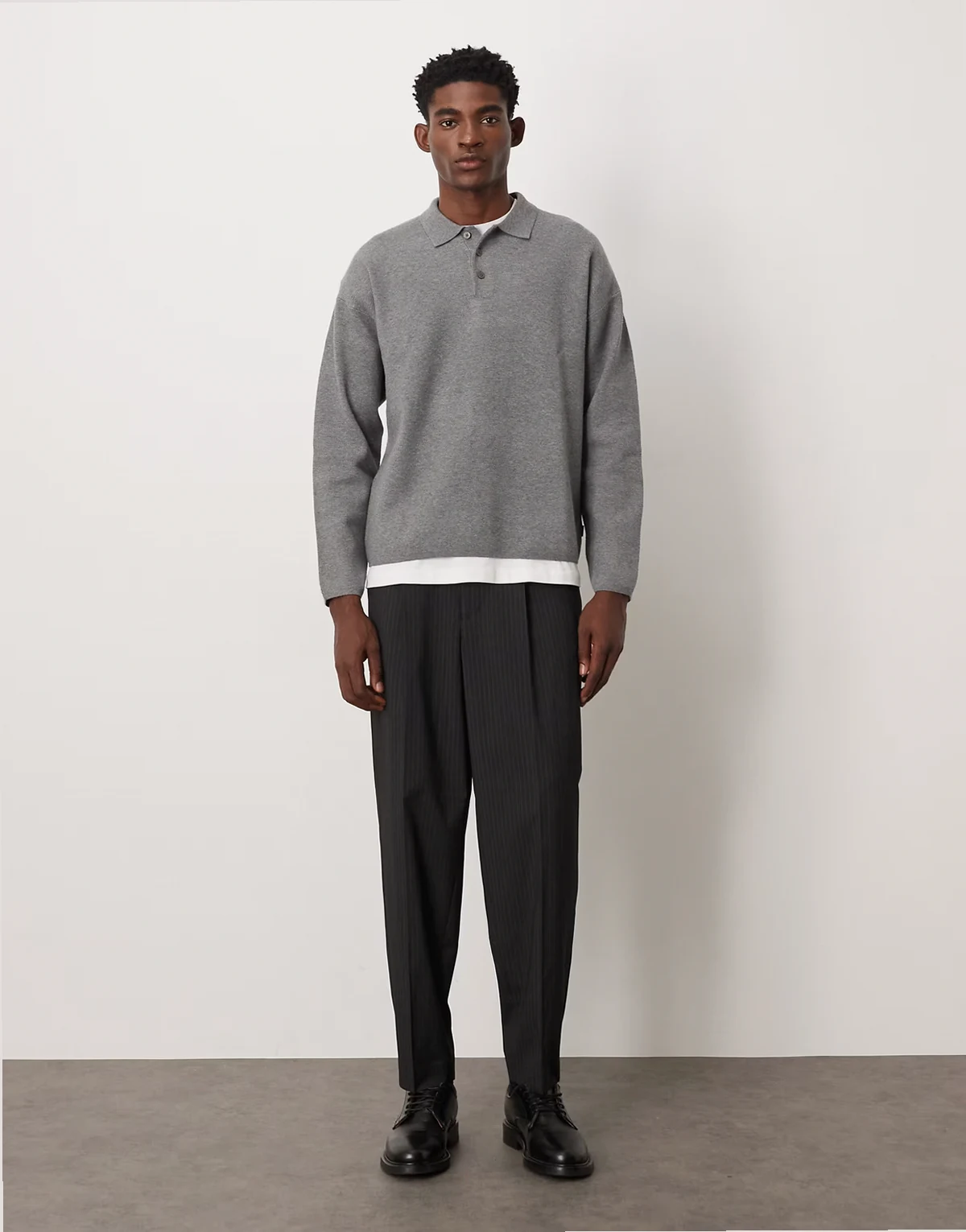 – Elegante, schmal zulaufende Oversize-Hose in Anthrazit mit Nadelstreifen und Bügelfalten