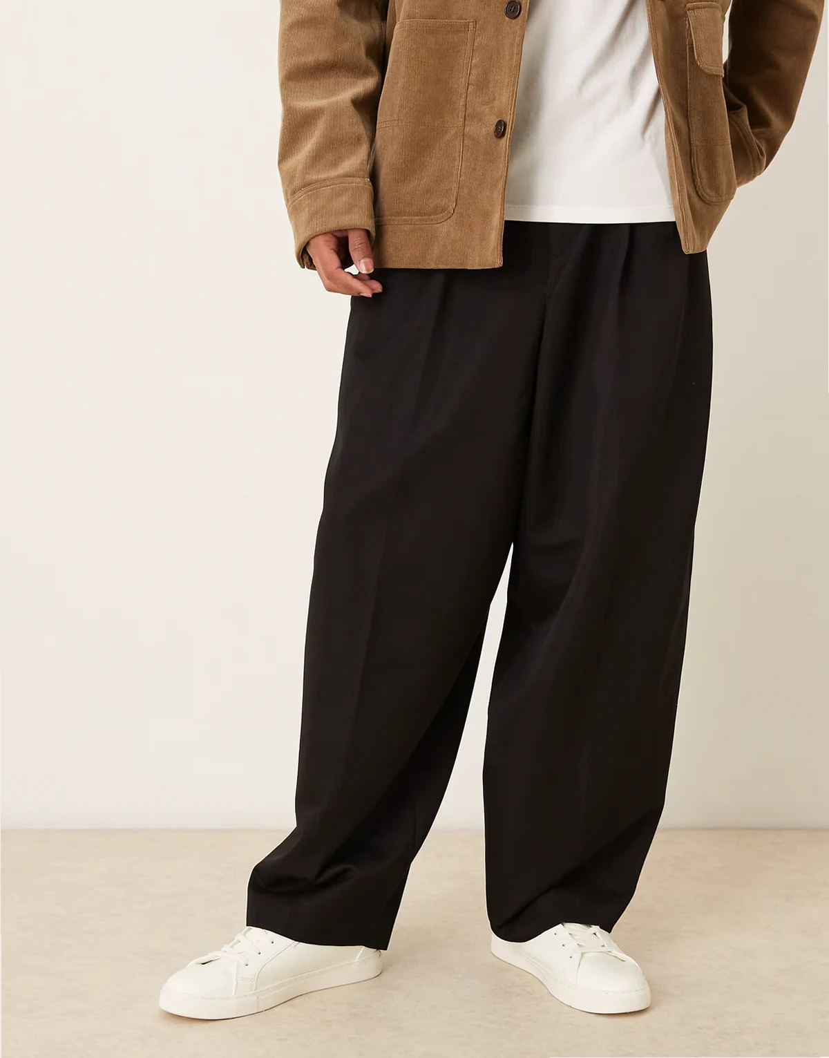 – Elegante Hose in Schwarz mit sehr schmal zulaufendem Bein und Bügelfalten