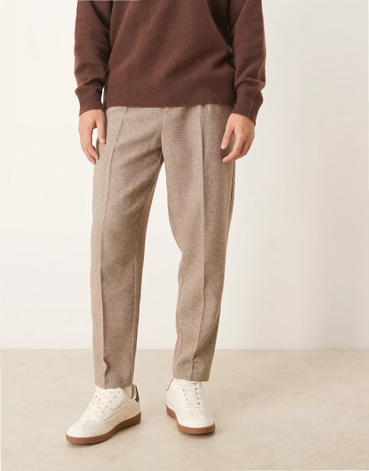 – Elegante, schmal zulaufende Relaxed-Fit-Hose mit Wollanteil in Beige mit Fischgrätmuster