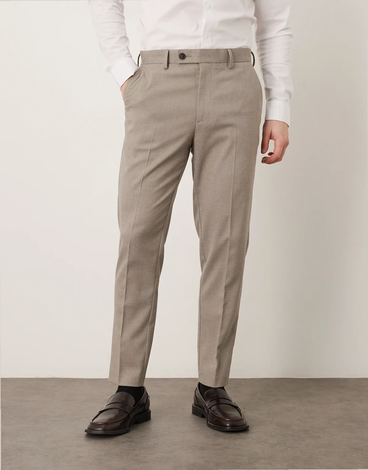 – Elegante, schmal zulaufende Hose in Grau mit leichter Struktur