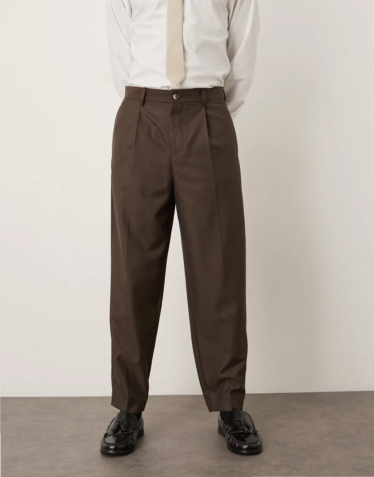 – Elegante, locker geschnittene Hose in Braun mit schmal zulaufendem Bein und Mikrostruktur