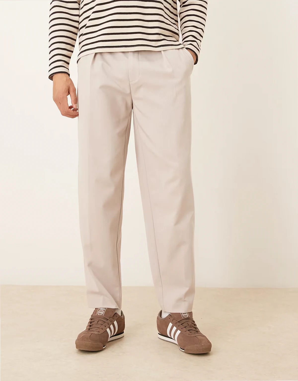 – Schmal zulaufende, elegante Oversize-Hose aus Twill in Stein