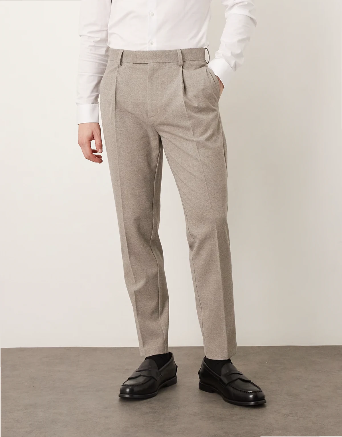 – Elegante, schmal zulaufende Hose aus Flanell in meliertem Grau mit Bügelfalten