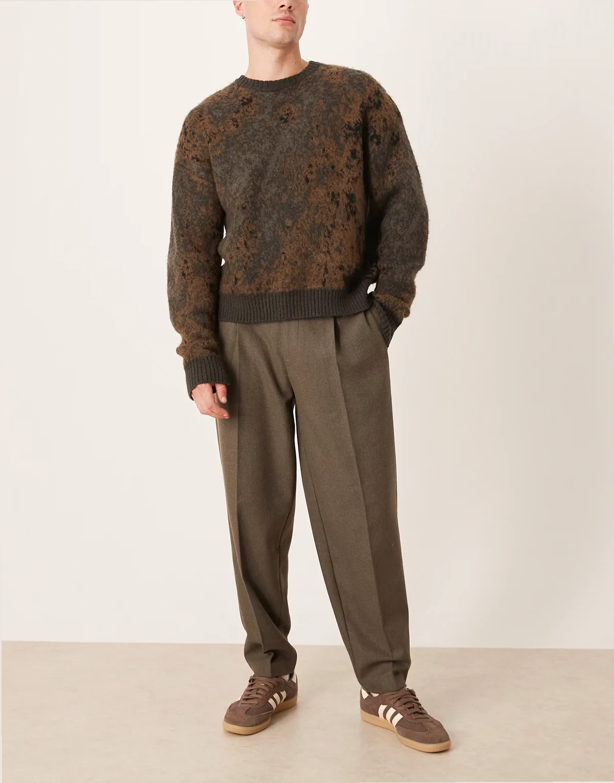 – Elegante, schmal zulaufende Oversize-Hose aus Wollmix in Khaki mit Bügelfalten und Fischgrätmuster