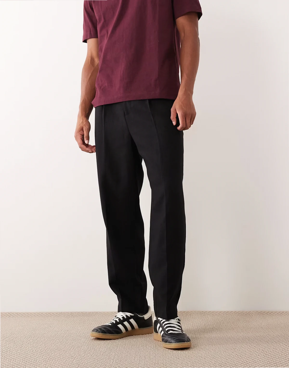 – Elegante, schmal zulaufende Relaxed-Fit-Hose aus Wollmix in Schwarz
