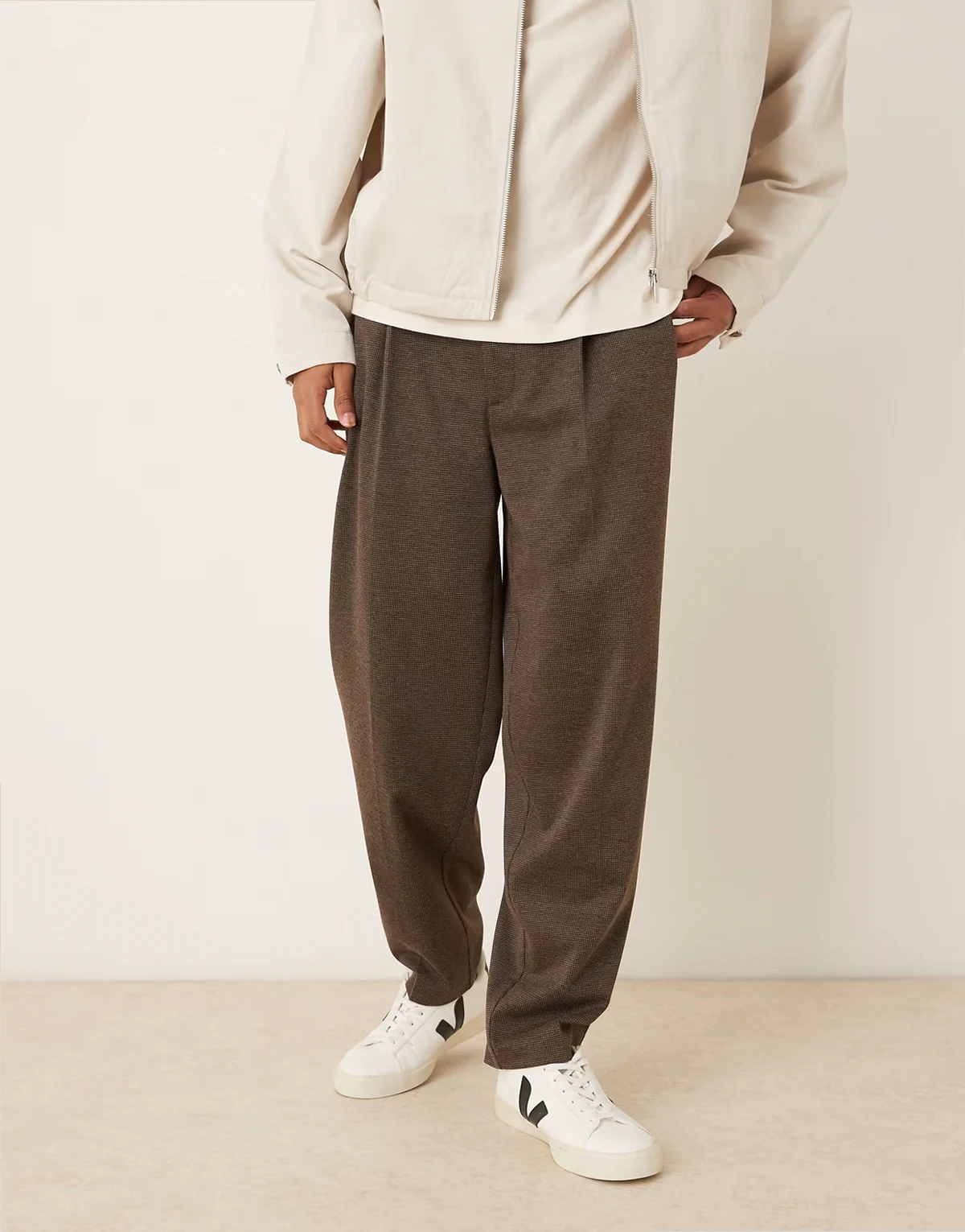 – Elegante, schmal zulaufende Oversize-Hose in Braun mit Pepitamuster und Bundfalten
