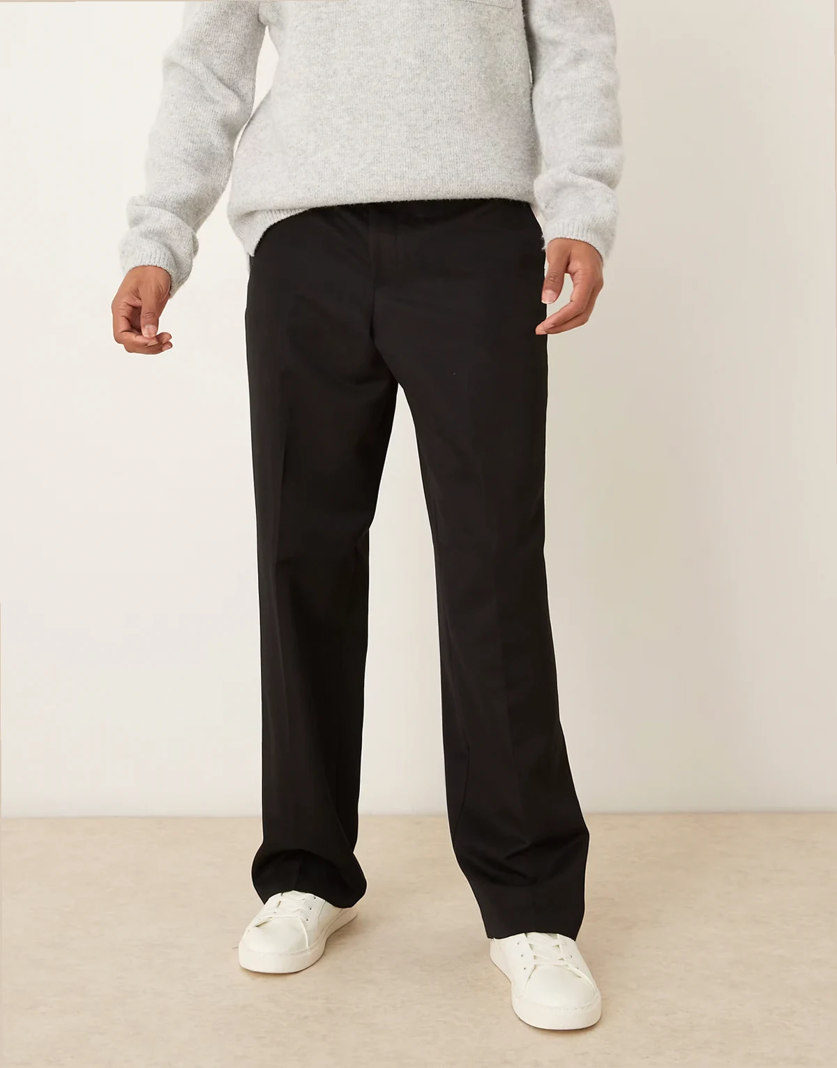 – Elegante Hose in Schwarz mit weitem Bein und Gesäßtasche