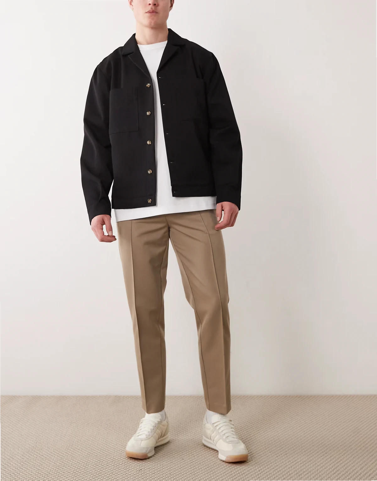 – Hochwertige Hose in Khaki mit weitem Bein und seitlichen Verstellriemen