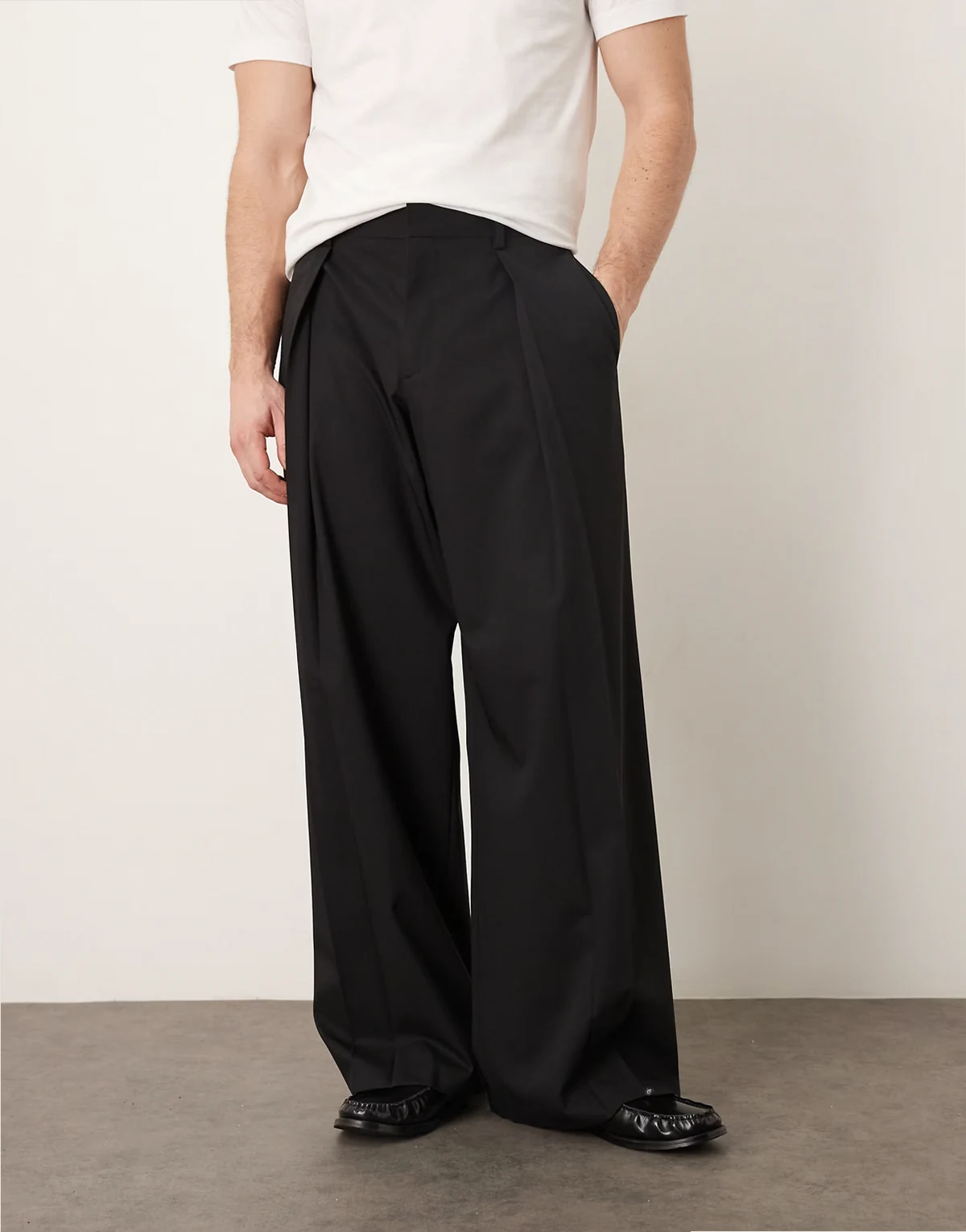 – Elegante Hose aus hochwertigem Wollmix in Schwarz mit weitem Bein und Bundfalte
