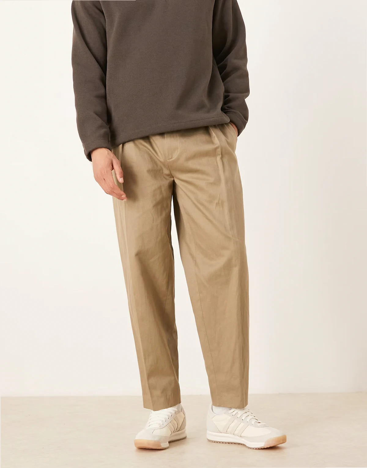 – Elegante, schmal zulaufende Oversize-Hose aus hochwertigem Leinenmix in Khaki mit Bundfalten