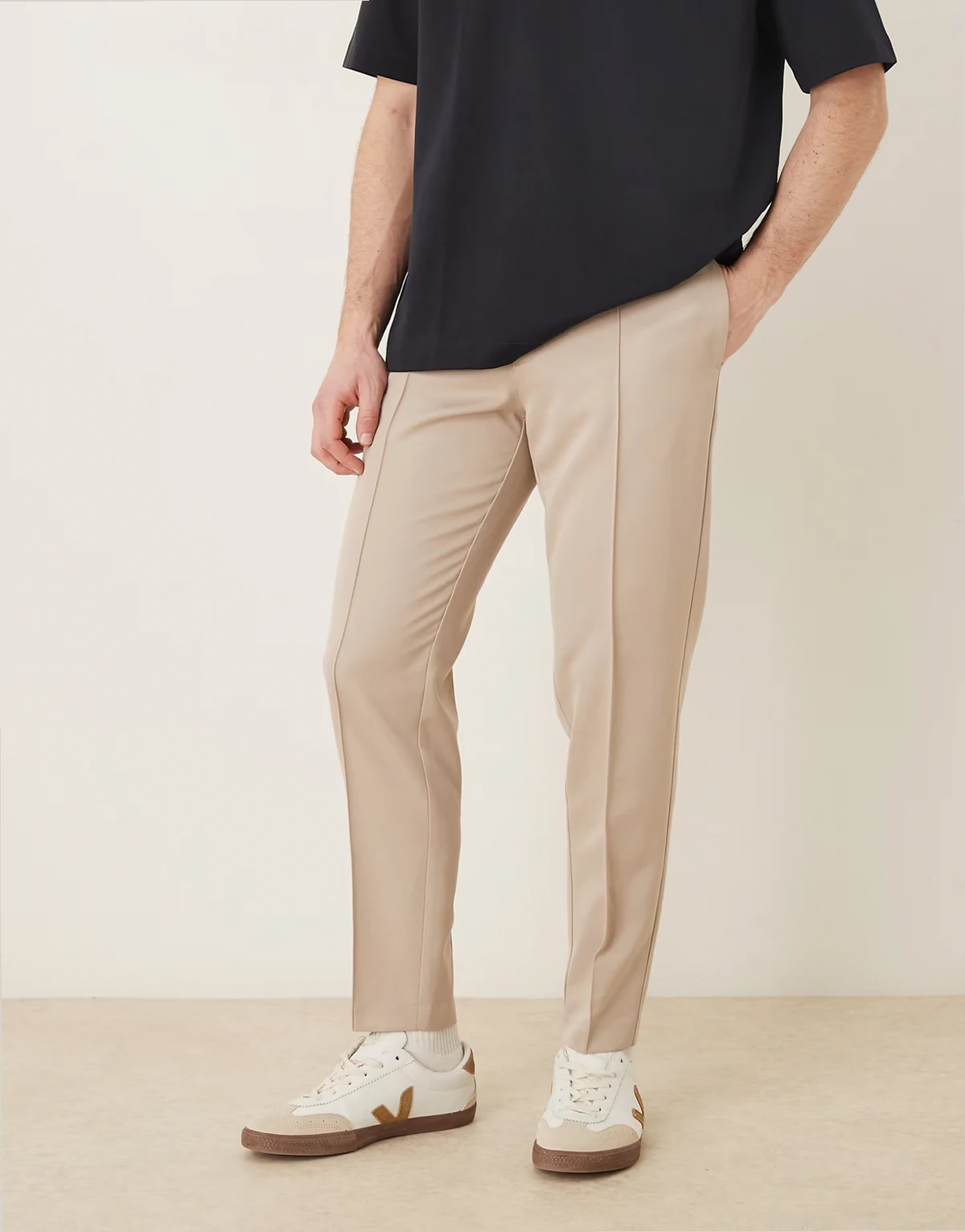 – Elegante, schmal zulaufende Hose in Steinbeige mit Biesen