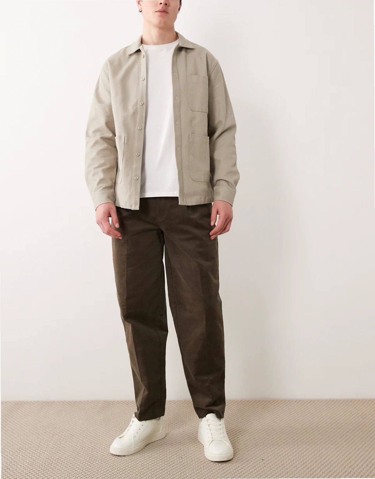 – Elegante, schmal zulaufende Oversize-Cordhose in Braun mit Bundfalten und hohem Baumwollanteil