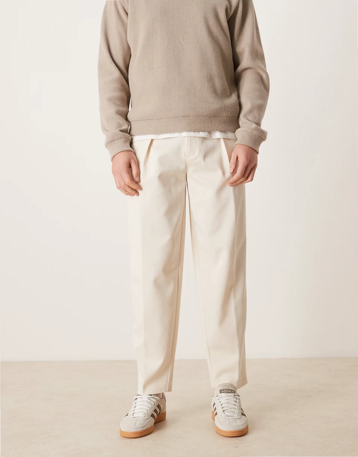 – Elegante, schmal zulaufende Oversize-Hose aus Twill in Ecru