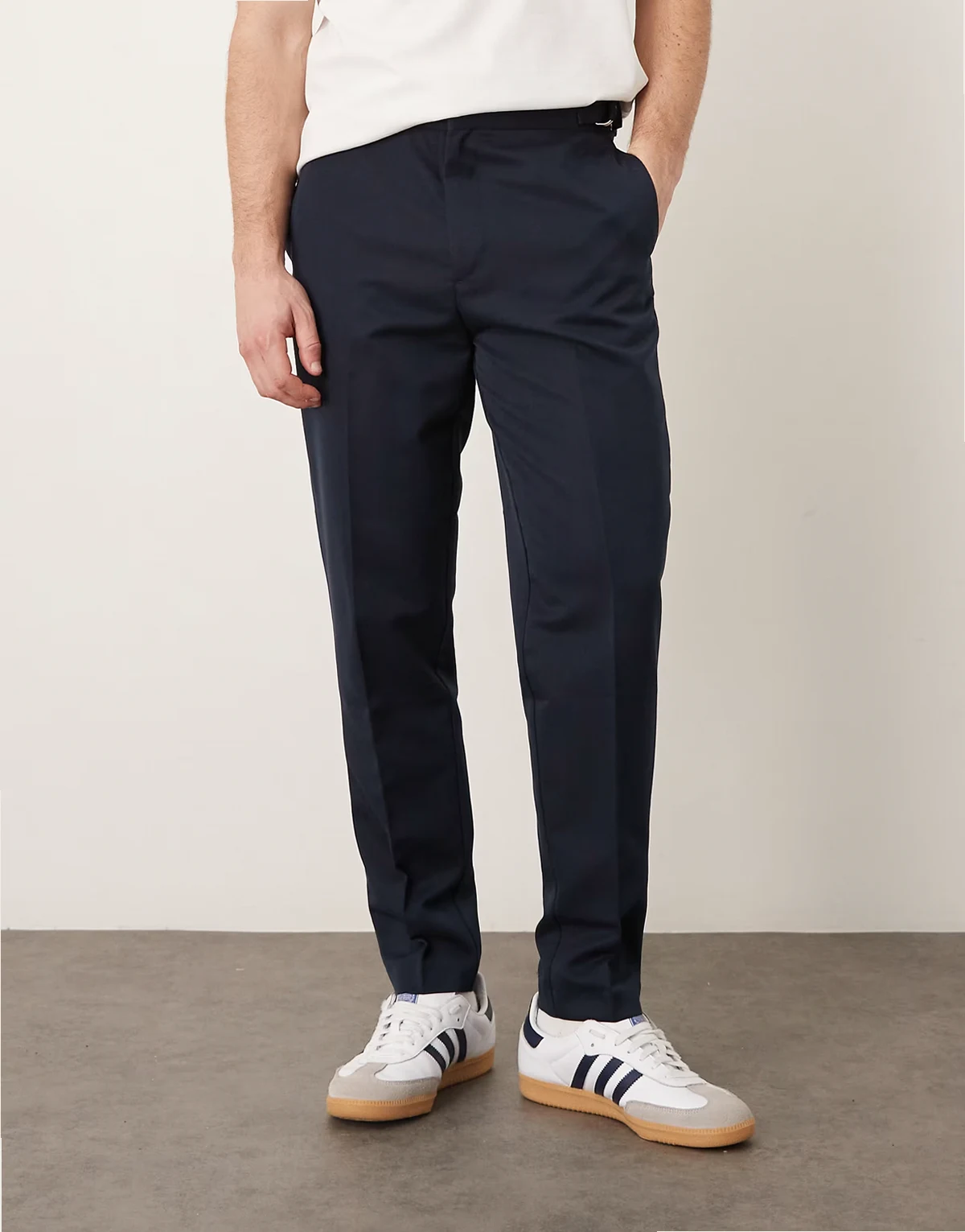 – Elegante, schmal zulaufende Hose in Marineblau mit verstellbaren Seiten