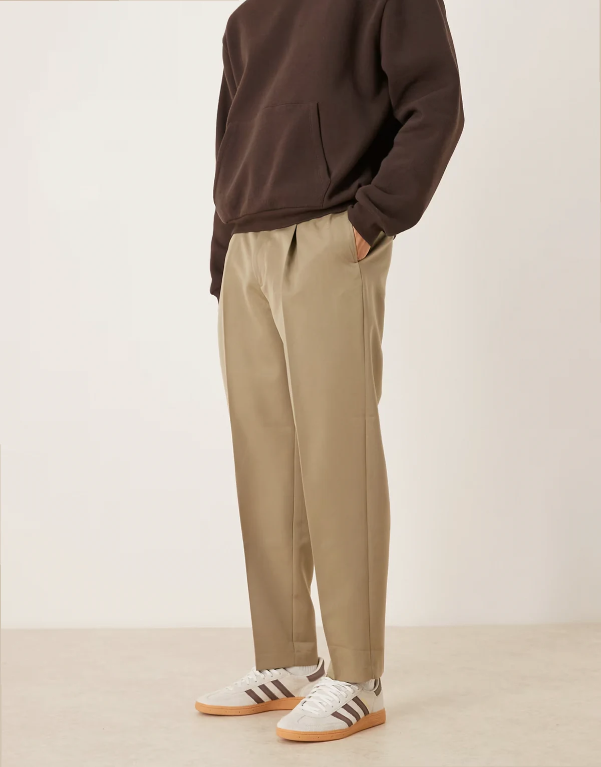 – Smarte, schmal zulaufende Oversize-Hose in Khaki mit Bügelfalten und sichtbarem Knopf