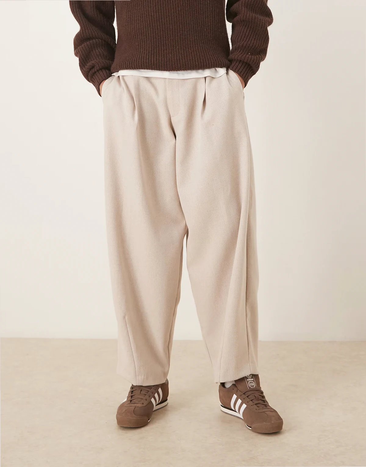 – Elegante Hose in Steinbeige mit Wollanteil, weitem, abgerundetem Beinschnitt, sichtbarem Knopfverschluss und Bundfalten