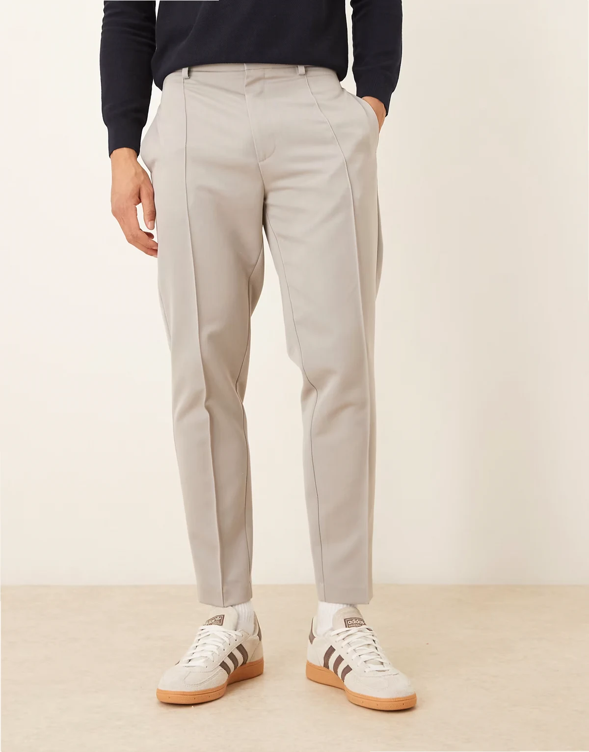 – Elegante, schmal zulaufende Hose in Grau mit Biesen