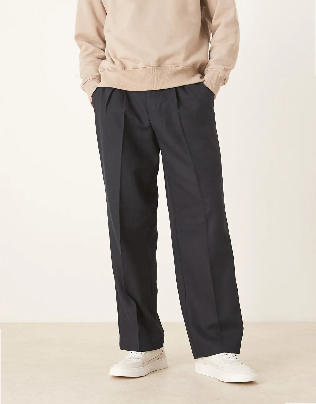 – Elegante Hose aus Wollmix mit weitem Bein und Kellerfalte in Marineblau mit Fischgrätmuster