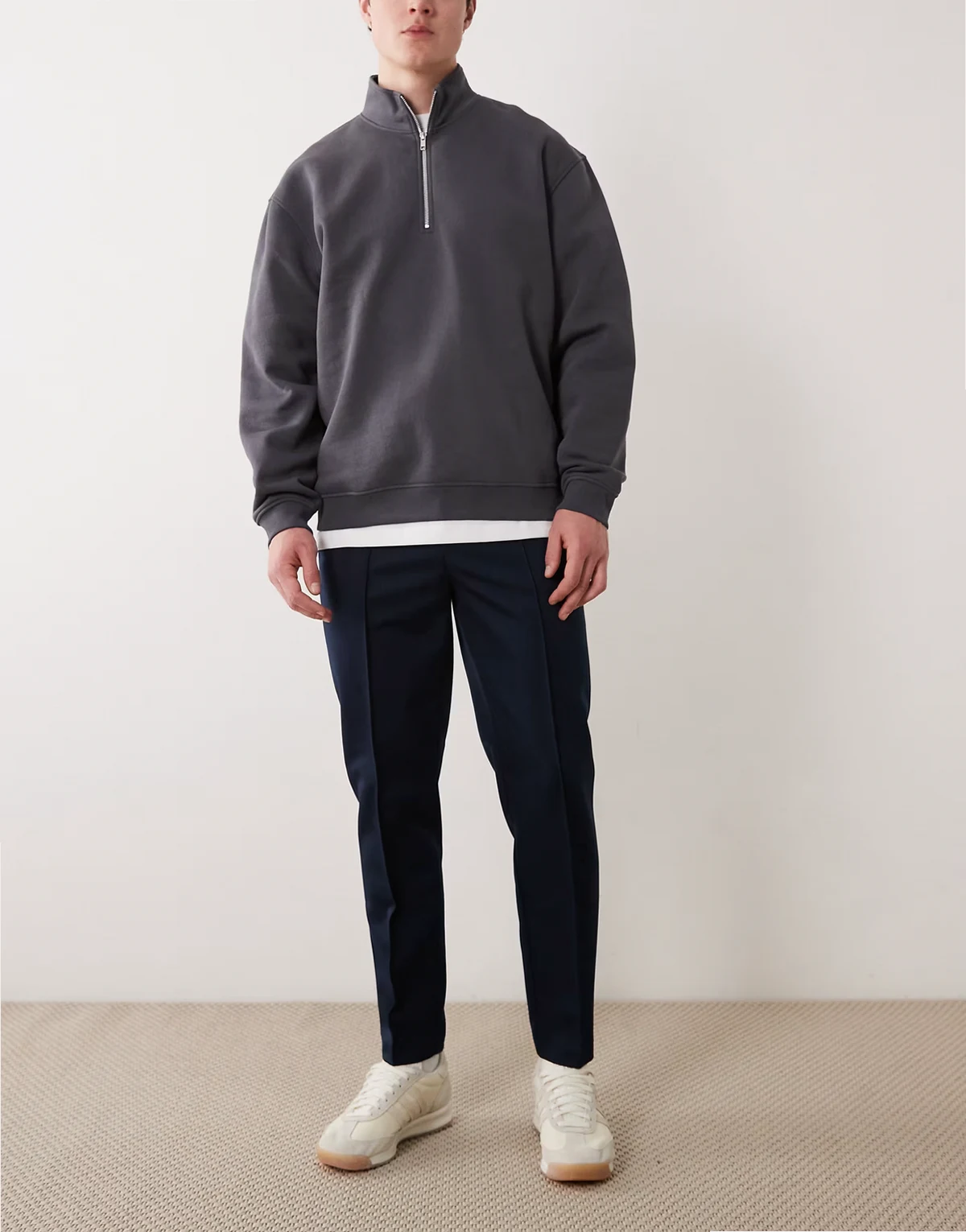 – Elegante, schmal zulaufende Hose in Marineblau mit doppelten Bundfalten und schmalem Bund