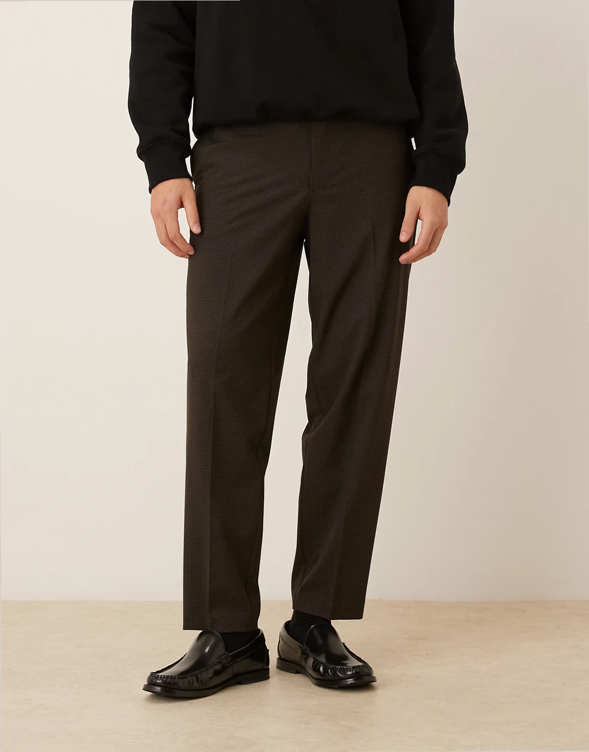 – Schmal zulaufende, elegante Oversize-Hose in Braun kariert