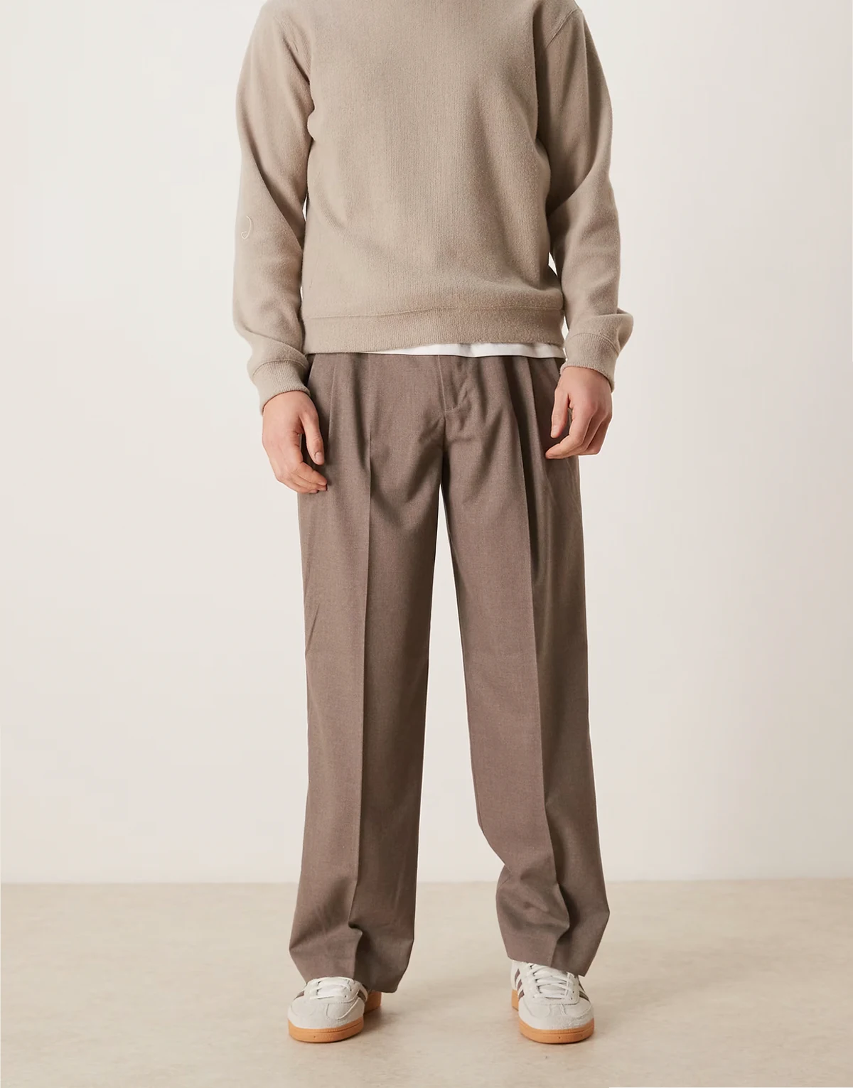 – Elegante Flanellhose in Braun mit weitem Bein und drei Bundfalten