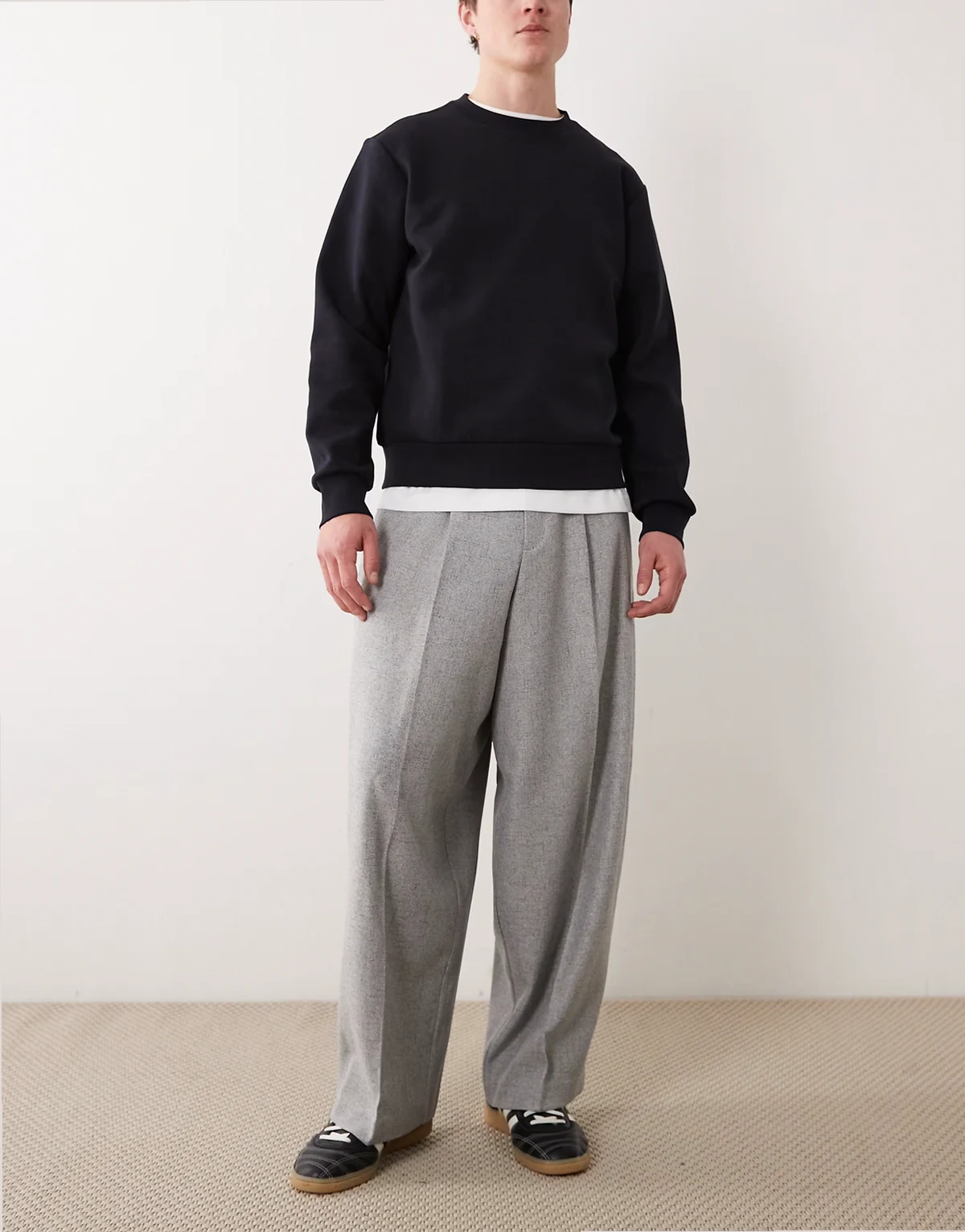 – Elegante Hose in Grau mit sehr schmal zulaufendem Bein und Bügelfalten