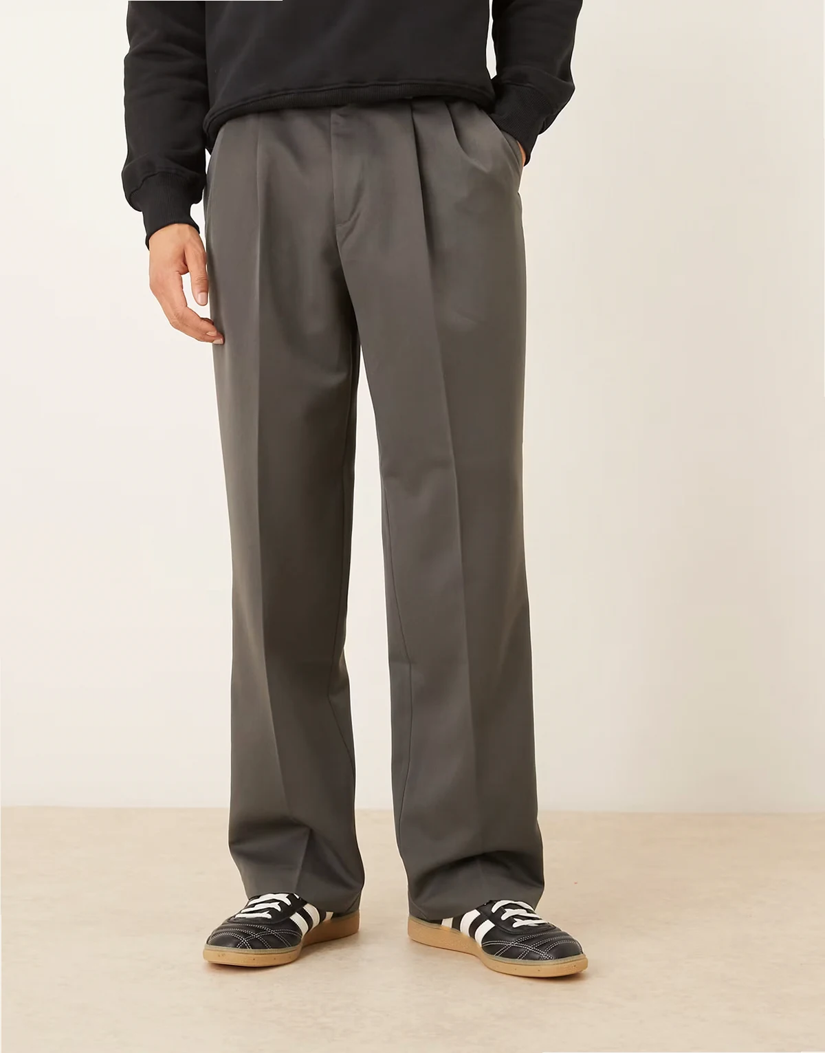 – Elegante Hose in Anthrazit mit weitem Bein, doppelten Bundfalten und Gesäßtaschen