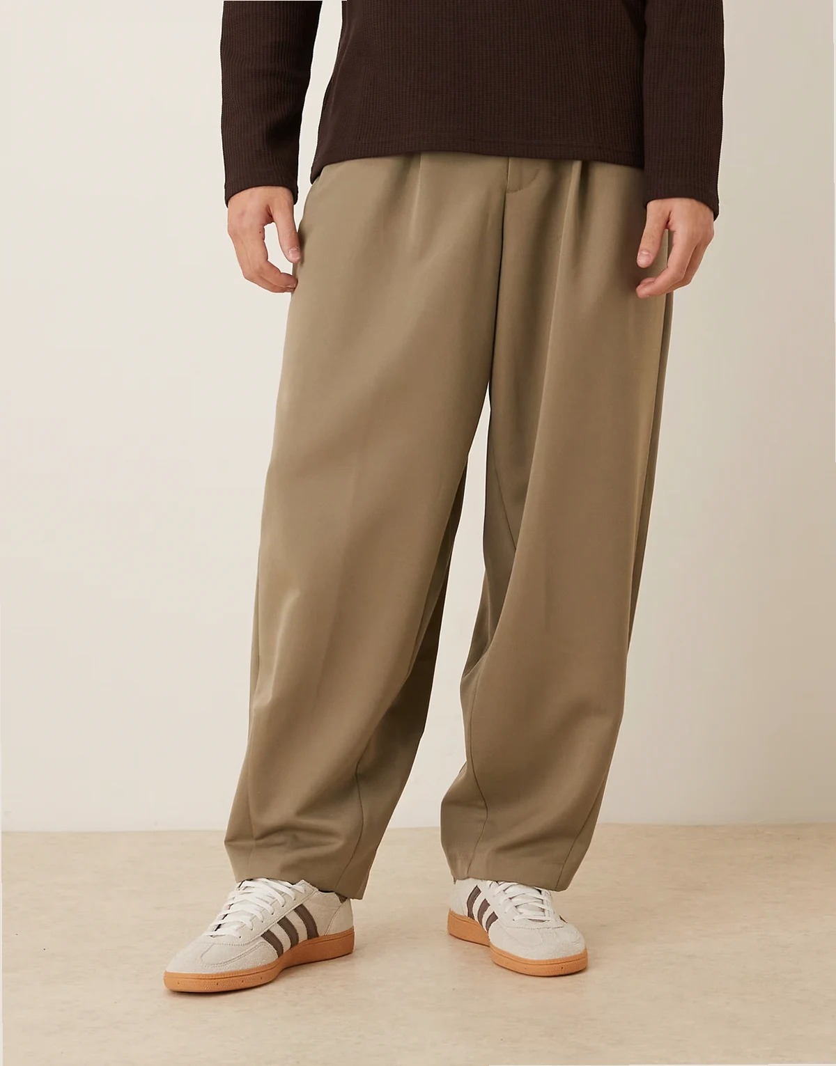 – Elegante Hose in Khaki mit abgerundetem, weitem Beinschnitt und Bügelfalten