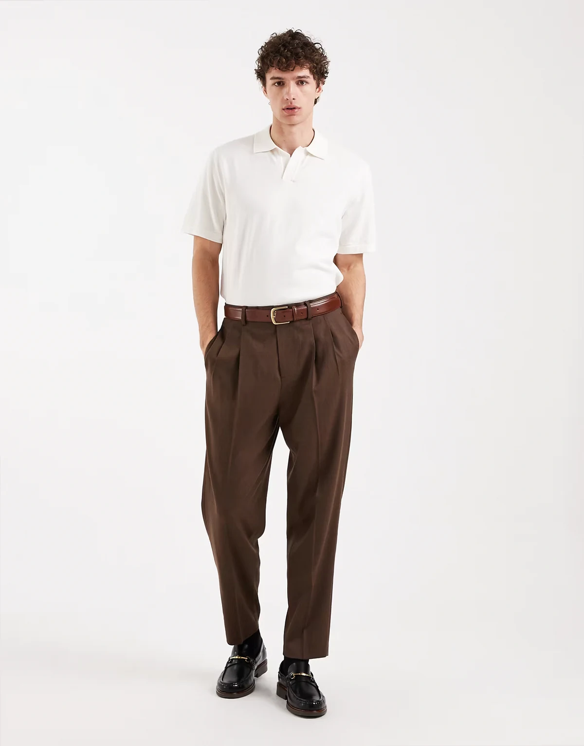 – Elegante, schmal zulaufende Hose in Braun mit hohem Wollanteil, lockerem Schnitt und Bundfalten