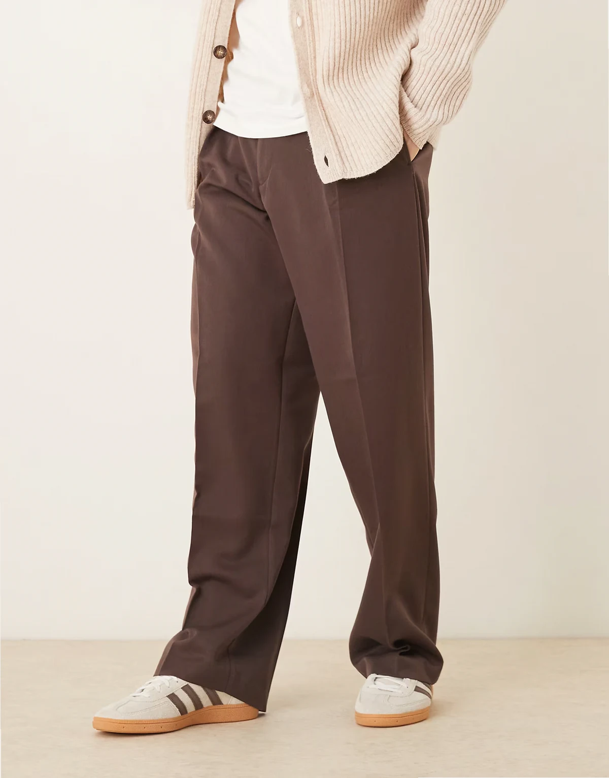 – Elegante Hose in Dunkelbraun mit weitem Bein und Gürtel