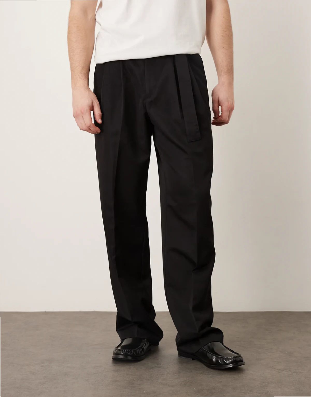 – Elegante Hose in Schwarz mit weitem Schnitt, doppelten Bundfalten und Gürteldetail
