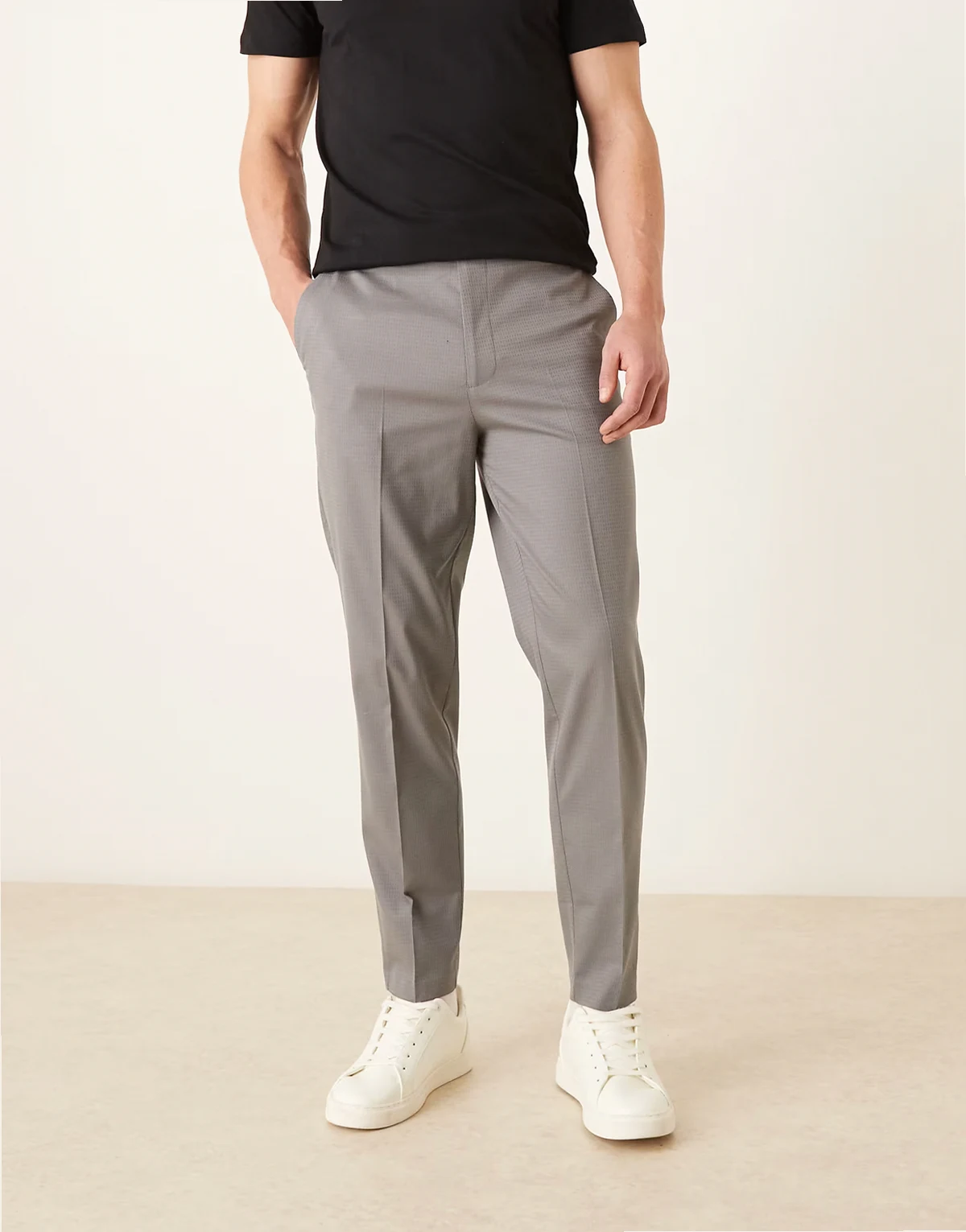 – Elegante, schmal zulaufende Hose in Grau mit Mikrostruktur und verstellbaren Riemen hinten