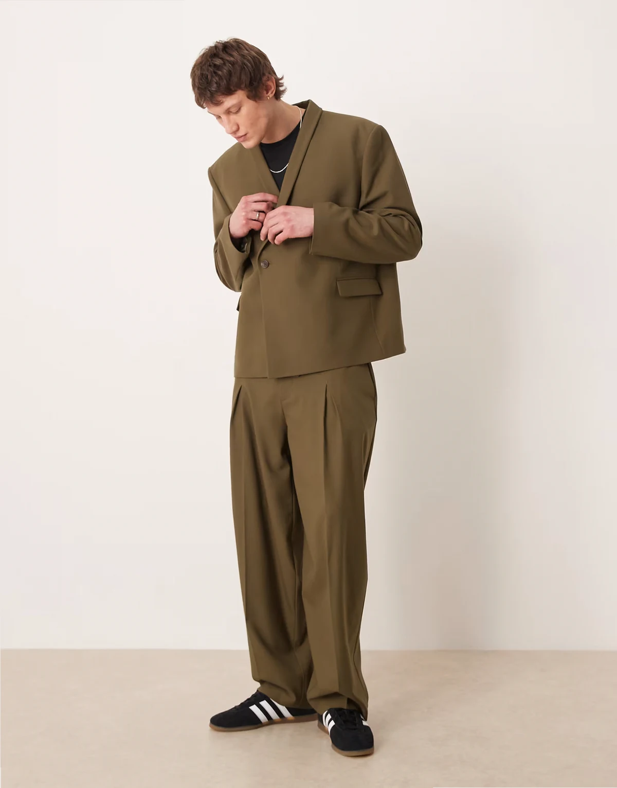 – Barrel-Anzughose aus Twill in Olivgrün